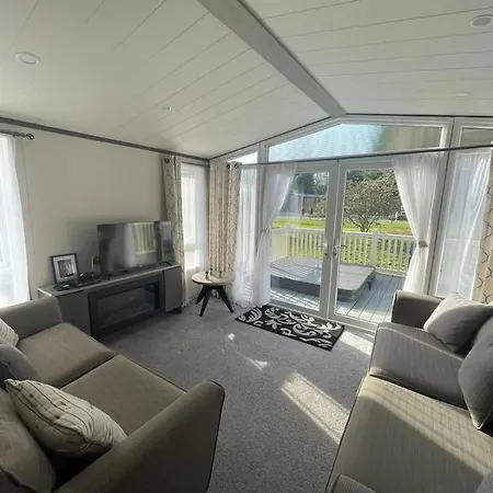 Falconers Lodge With Hot Tub Barmby on the Moor Exterior photo