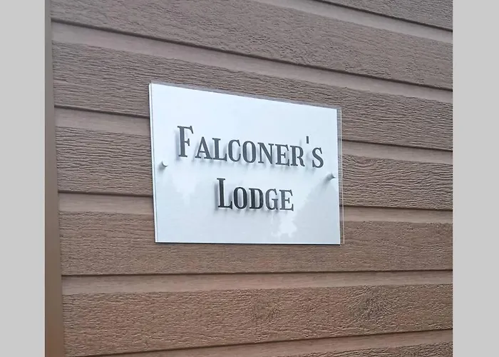Falconers Lodge With Hot Tub