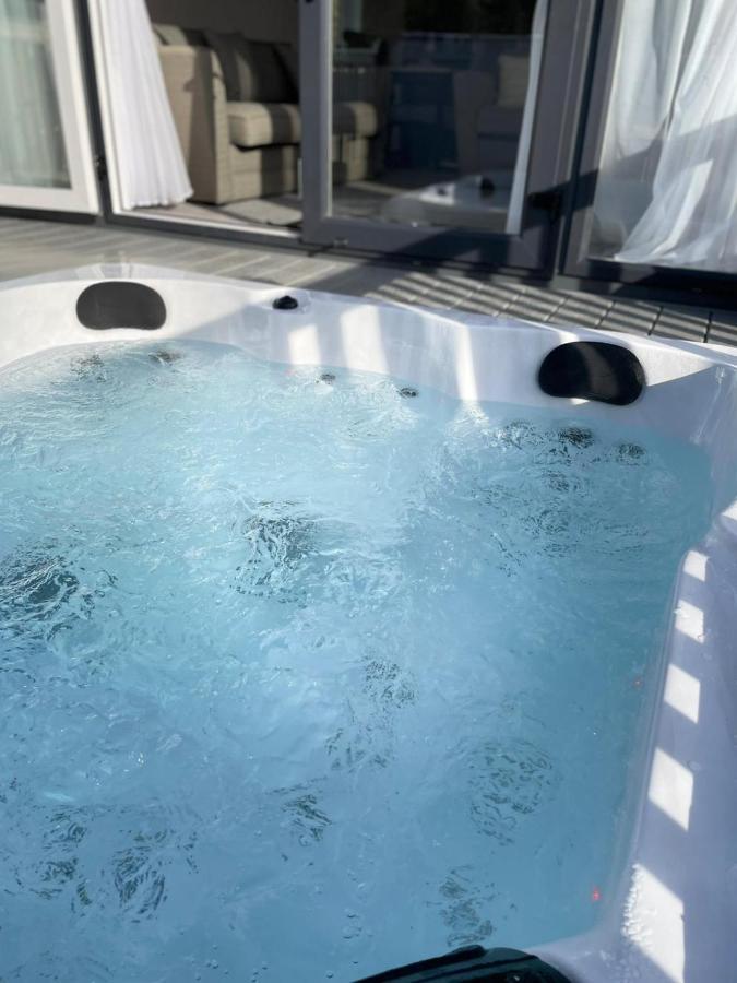 Holiday home Falconers With Hot Tub *