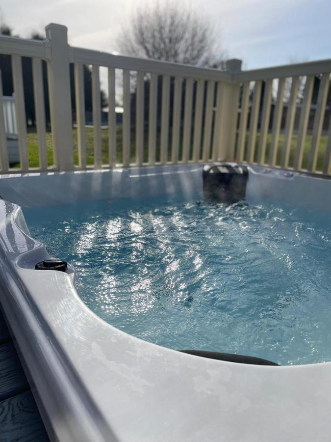 Falconers With Hot Tub Barmby on the Moor